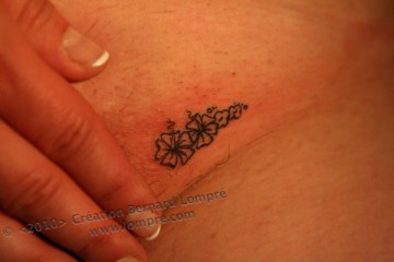 085.tattoo-paris-juin-henne-femme-sexy-fleur-hibiscus  